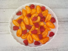 Clafoutis mit Marillen und Himbeeren