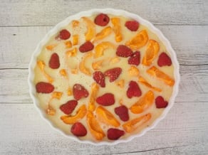Clafoutis di albicocche e lamponi