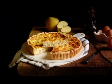 Quiche con formaggi, pancetta e mele Golden Delicious