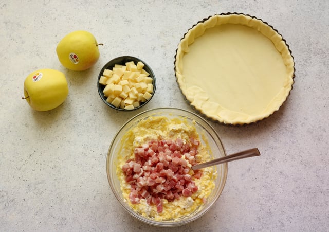 Quiché de quesos, panceta y manzanas Golden Delicious
