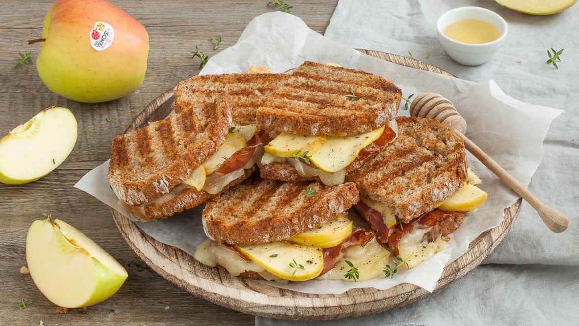 Sandwiches mit Golden Delicious-Äpfeln, Stilfser Käse und Speck