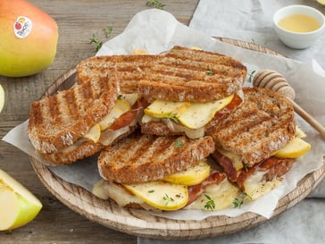 Sandwiches mit Golden Delicious-Äpfeln, Stilfser Käse und Speck