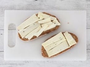Sandwiches mit Golden Delicious-Äpfeln, Stilfser Käse und Speck