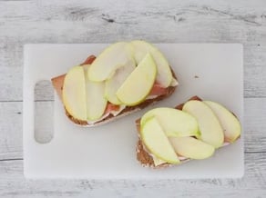 Sandwiches mit Golden Delicious-Äpfeln, Stilfser Käse und Speck