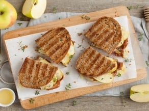 Sandwiches with Golden Delicious apples, Stelvio cheese and bacon