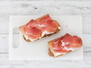 Sandwiches mit Golden Delicious-Äpfeln, Stilfser Käse und Speck