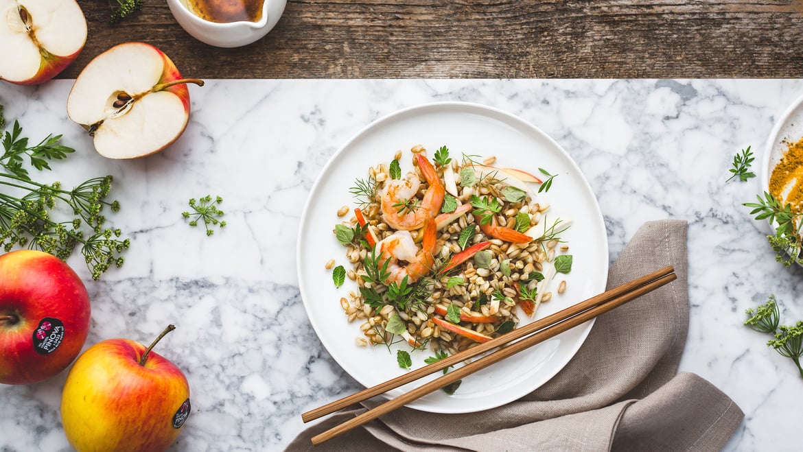 Insalata di farro con gamberi<br>e mela Pinova
