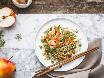 Insalata di farro con gamberi<br>e mela Pinova