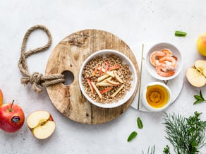 Insalata di farro con gamberi<br>e mela Pinova