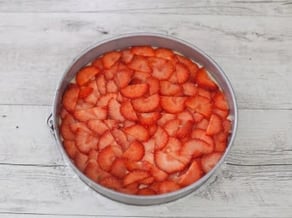 7-Becher-Kuchen mit Joghurt<br>und Marteller Erdbeeren