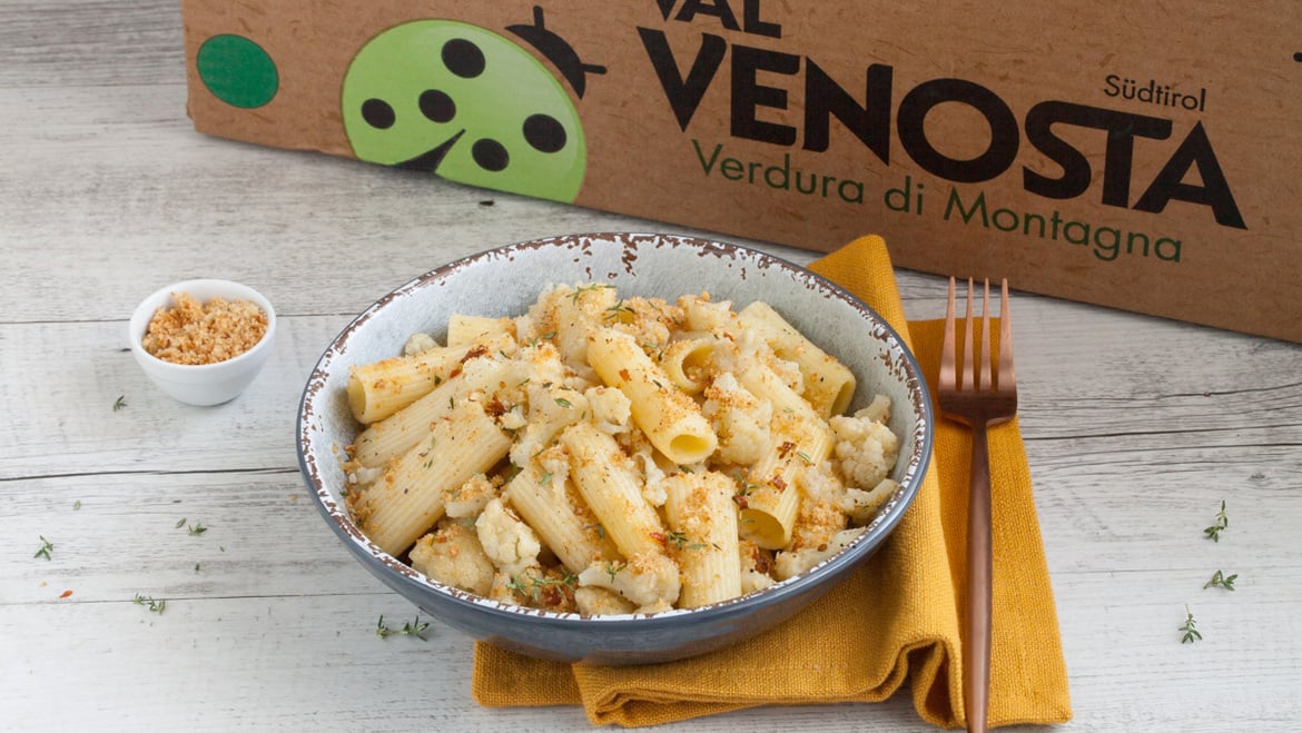 Rigatoni mit Blumenkohl, Semmelbröseln und Sardellen
