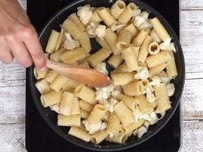 Rigatoni con cavolfiore,<br>pangrattato e acciughe