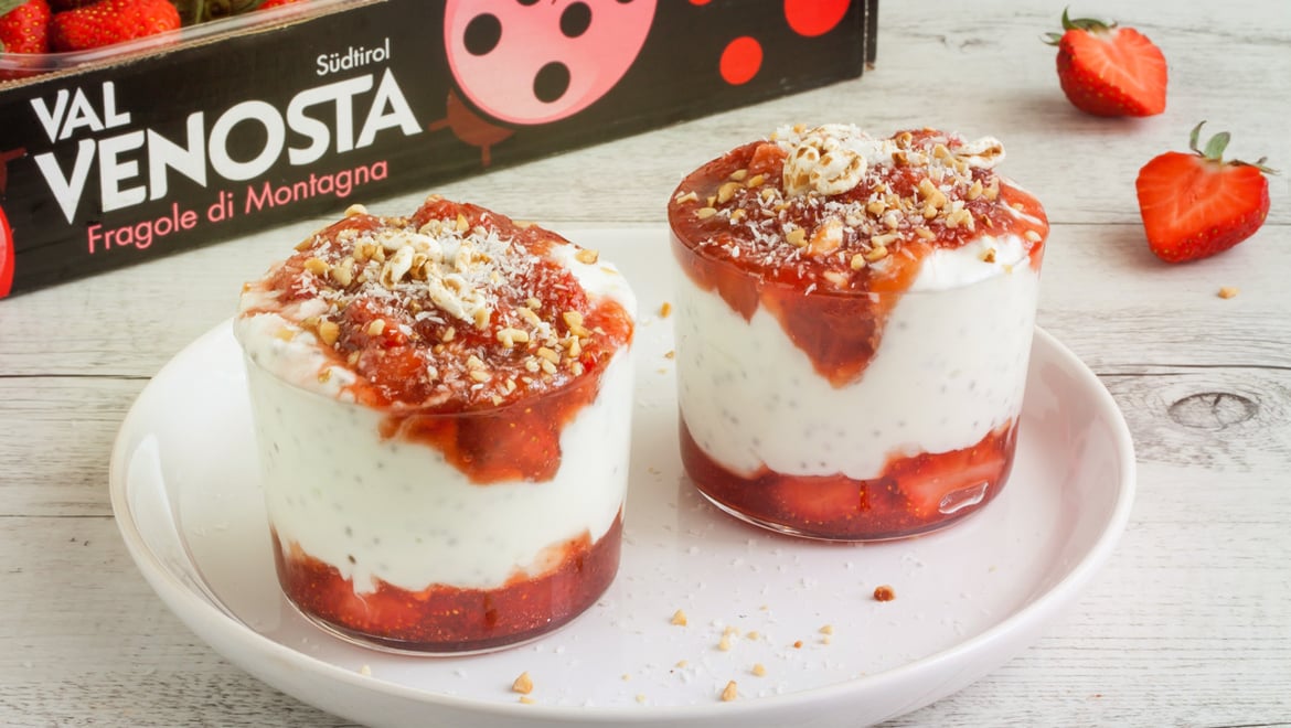 Chiapudding mit Erdbeeren und Kokosmilch
