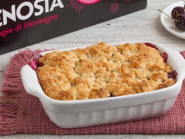 Cobbler di ciliegie e nocciole
