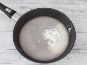 Cobbler di ciliegie e nocciole