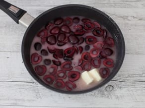 Cobbler di ciliegie e nocciole