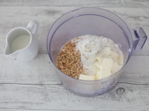 Cobbler di ciliegie e nocciole