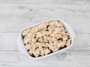 Cobbler di ciliegie e nocciole