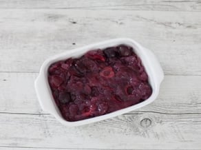 Cobbler di ciliegie e nocciole
