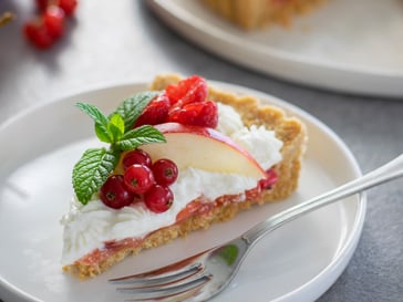 Crostata senza cottura alle mele, frutti rossi e yogurt greco