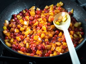 Crostata with apples, raspberries, red currants and Greek yoghurt without baking