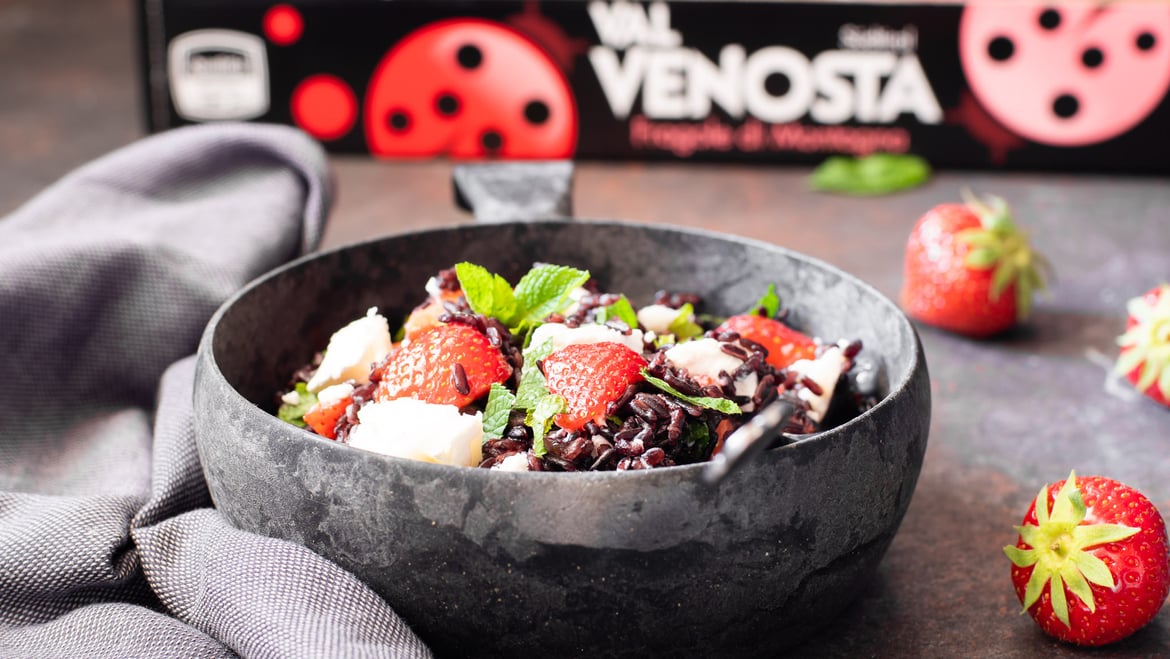 Venere-Reis mit Erdbeeren und Ziegenkäse