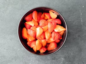 Venere-Reis mit Erdbeeren und Ziegenkäse
