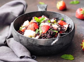 Venere-Reis mit Erdbeeren und Ziegenkäse