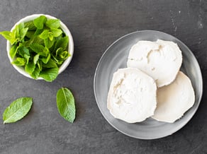 Venere-Reis mit Erdbeeren und Ziegenkäse