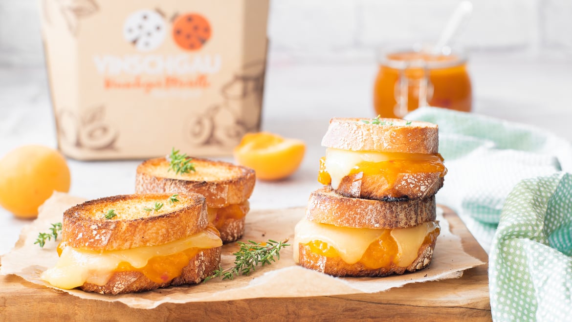 Crostini con chutney di albicocche e formaggio filante