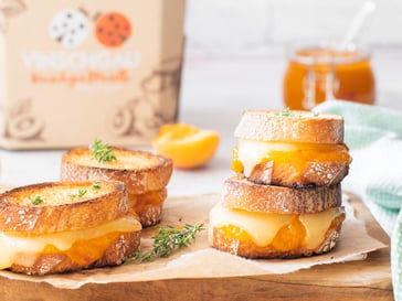 Crostini con chutney di albicocche e formaggio filante