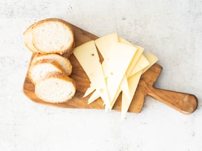 Crostini con chutney di albicocche e formaggio filante