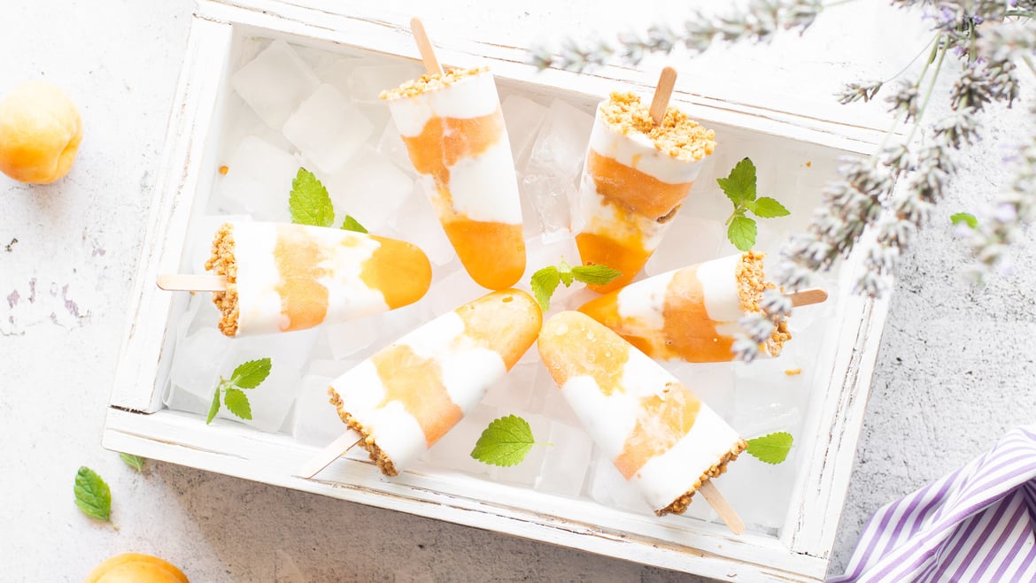 Eis am Stiel mit Marillen und Kokos