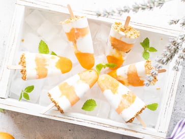 Eis am Stiel mit Marillen und Kokos