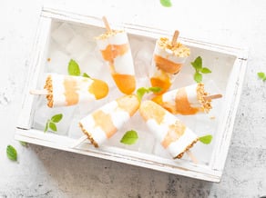 Eis am Stiel mit Marillen und Kokos