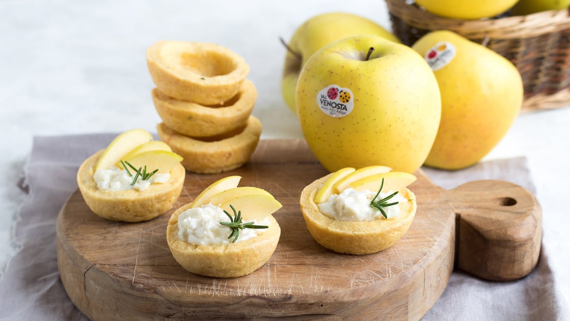 Crostatine salate con mousse al Gorgonzola e mele
