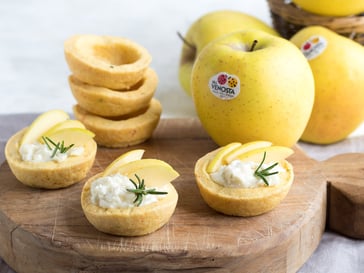 Crostatine salate con mousse al Gorgonzola e mele