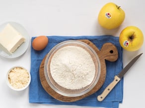Crostatine salate con mousse al Gorgonzola e mele