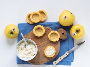 Crostatine salate con mousse al Gorgonzola e mele
