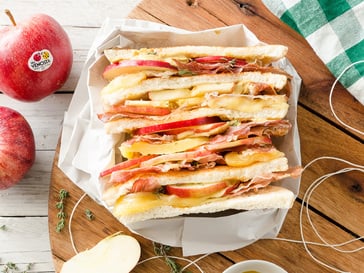 Sandwich mit Gala-Äpfeln,<br>Speck und Fontina