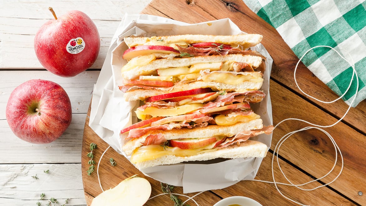 Sandwich con mele Gala,<br>speck e formaggio filante