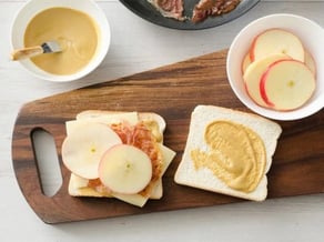 Sandwich con mele Gala,<br>speck e formaggio filante