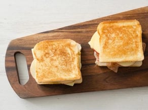 Sandwich con mele Gala,<br>speck e formaggio filante