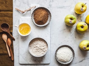 Vanille-Milchreis mit karamellisierten Äpfeln und Crumble