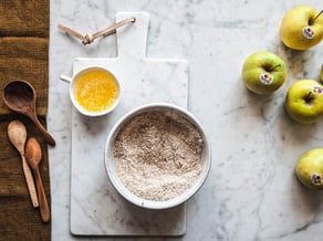 Vanille-Milchreis mit karamellisierten Äpfeln und Crumble