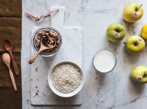 Vanille-Milchreis mit karamellisierten Äpfeln und Crumble