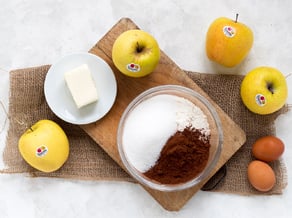 Tart al cacao con crema di ricotta<br>e mele Golden Delicious