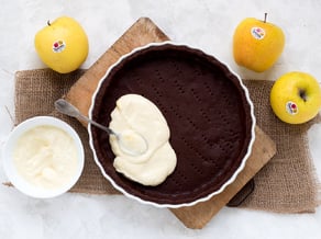 Tart al cacao con crema di ricotta<br>e mele Golden Delicious
