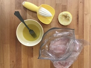 Salat mit Hühnchen und Golden Delicious-Apfel
