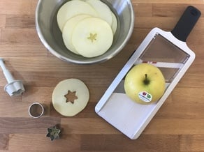 Salat mit Hühnchen und Golden Delicious-Apfel
